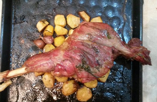 Баранья нога в духовке с картофелем