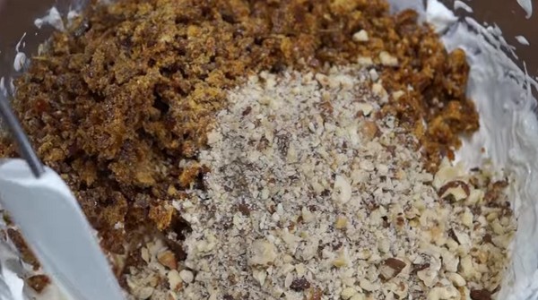 Египетский торт - смешиваем карамель,орехи и взбитые сливки