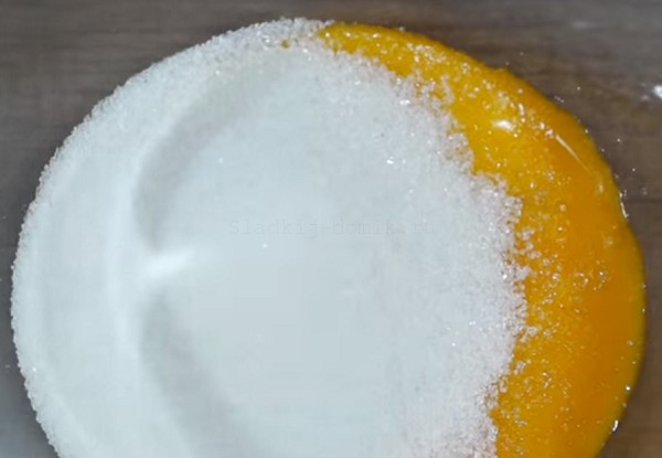 Египетский торт - соединем желтки и сахар
