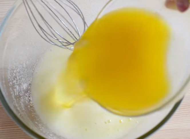 Печенье орешки - добавляем к яйцам сливочное масло