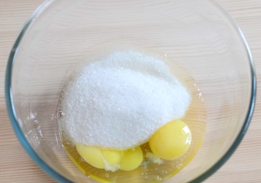 Печенье орешки - соединяем сахар и яйца