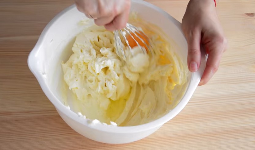 Чизкейк классический - смешиваем творожный сыр и яйца