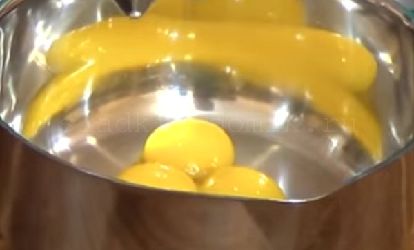 Домашнее мороженое рецепт - берем желтки