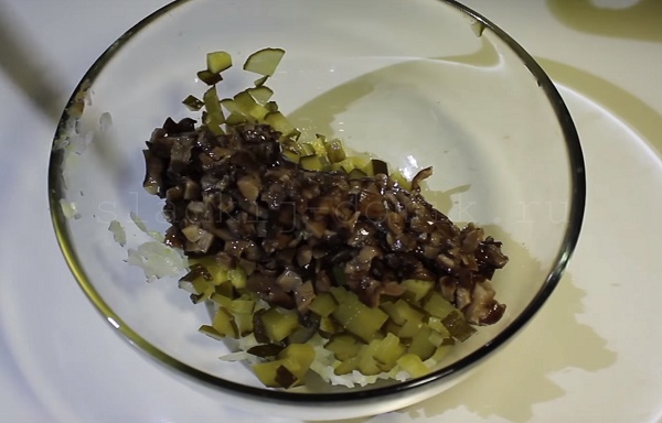 Рецепт салата деревенский - добавляем грибы