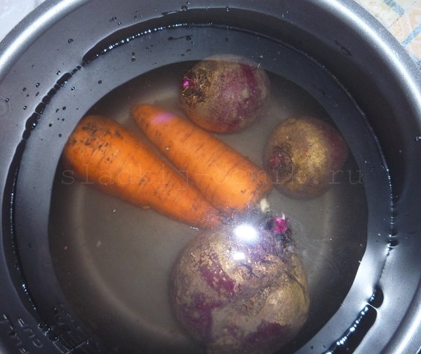  варим овощи морковь, свеклу 