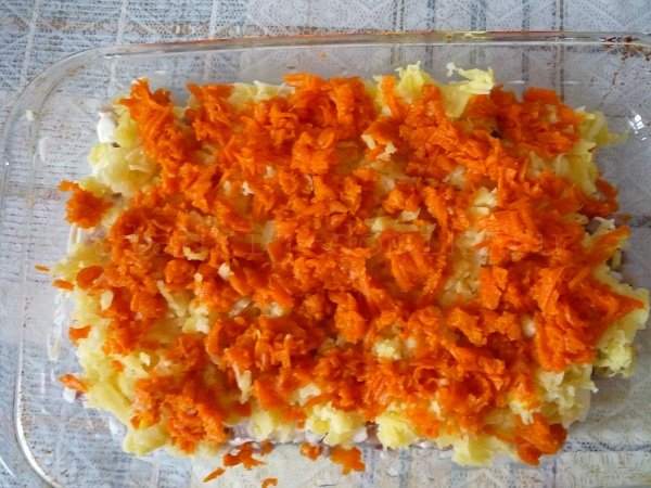 На терке натираем морковь