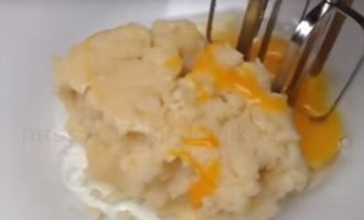 Заварное тесто для эклеров - взбиваем яйца миксером