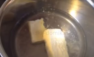 Заварное тесто для эклеров - добавляем масло фото