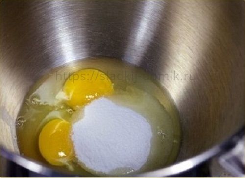 яйца с сахаром для блинов на кефире