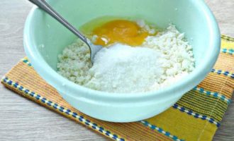Сырники из творога - добавляем яйцо