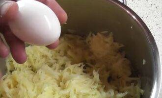 Картофельные драники - разбиваем яйцо в картофель