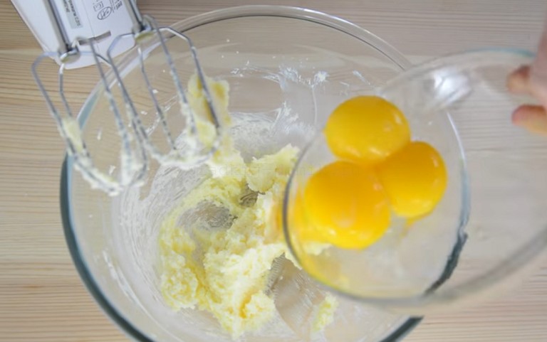 Добавляем яйца в тесто