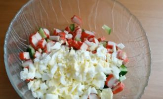 Салат с крабовыми палочками - добавляем яйца фото