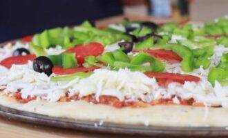 Пицца рецепт - добавляем перец и оливки фото
