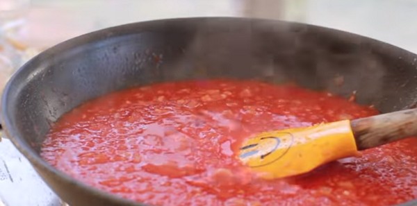 Пицца рецепт - добавляем протертые помидоры фото