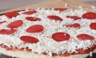 Пицца рецепт - добавляем салями фото