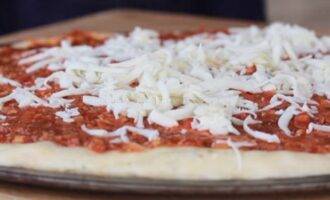 Пицца рецепт - добавляем сыр фото