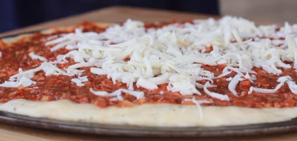 Пицца рецепт - добавляем сыр фото