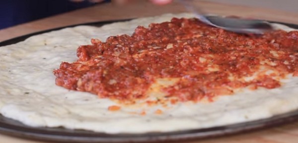 Пицца рецепт - распределяем пасту фото