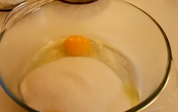 Соединяем яйцо и сахар в тарелке