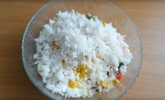 Салат с крабовыми палочками - добавляем рис фото