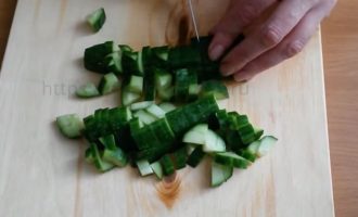 Крабовый салат - режем огурцы