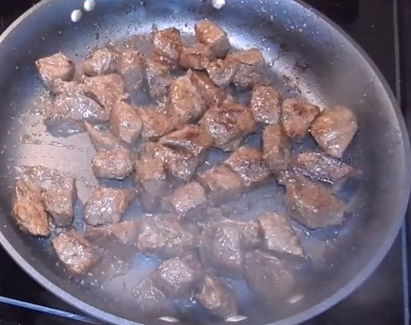 Обжариваем мясо в сковороде
