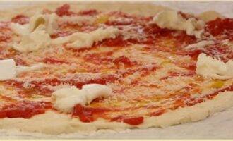 Пицца маргарита - добавляем моцареллу