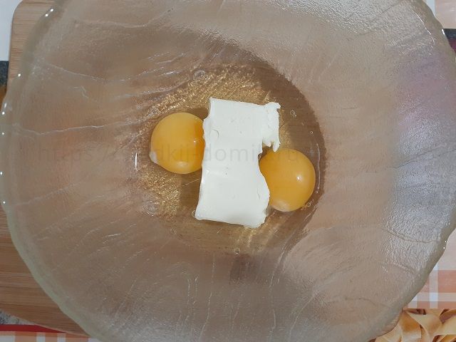 Смешиваем яйца с маслом