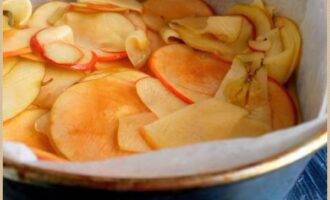 Укладываем яблоки на тесто