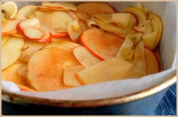 Укладываем яблоки на тесто