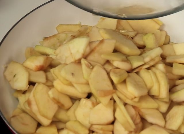 Яблоки тушим на сковороде
