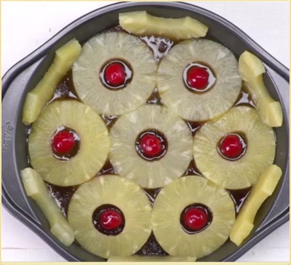 Ананасовый пирог добавляем фрукты