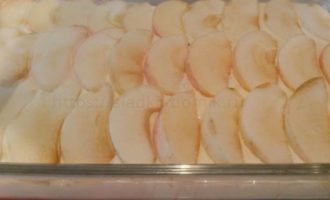 Укладываем яблоки сверху на всю поверхность тесто в несколько слоев