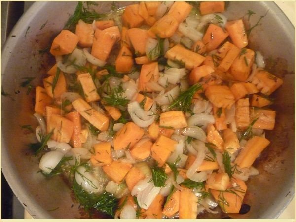Обжариваем овощи для жаркого из кролика