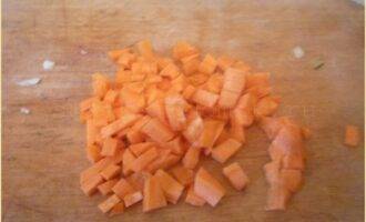Режем морковь кубиками