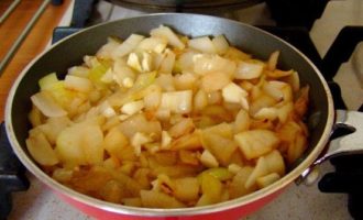 Тыквенный суп пюре - жарим лук