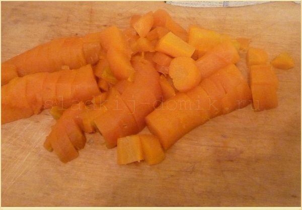 Режем вареную морковь