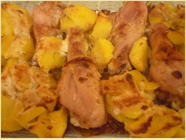 Картошка с курицей в духовке на противне