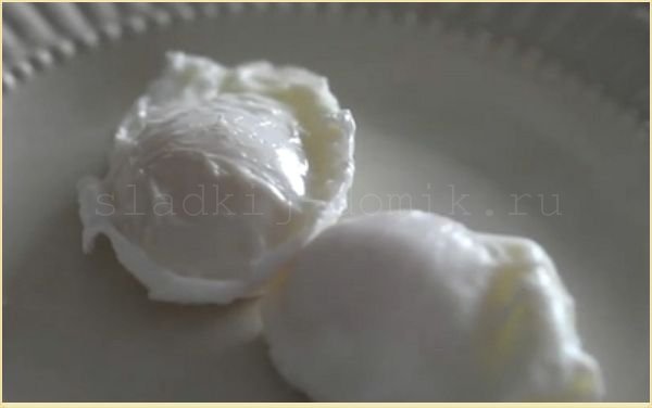 Яйцо пашот выкладываем на тарелку