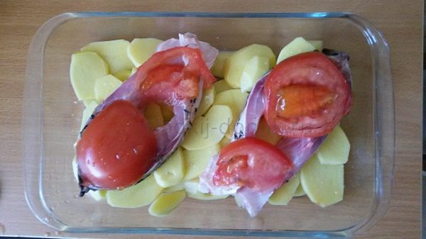 Рецепт карпа фото- нарезаем помидоры