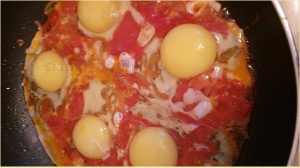 яйца с помидорами