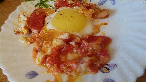 Как приготовить яичницу с помидорами