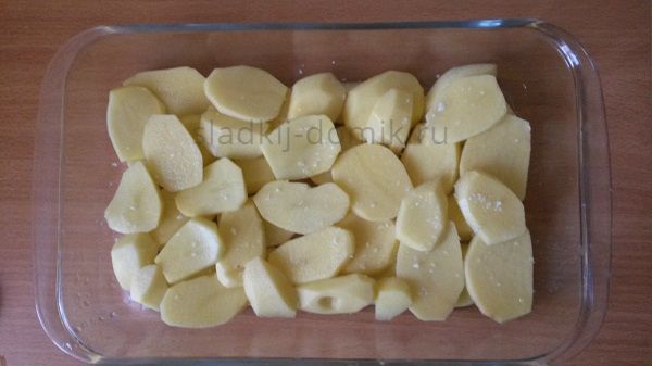 Приготовление карпа - нарезанный картофель