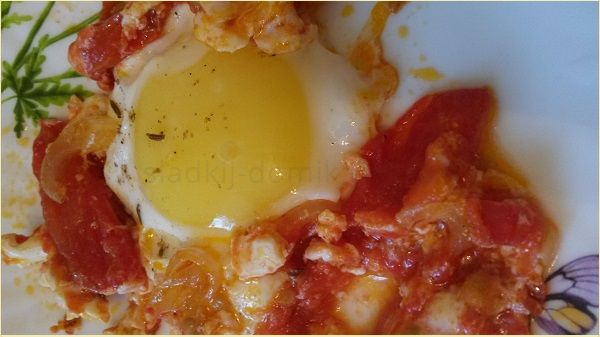 Рецепт вкусной яичницы с помидорами