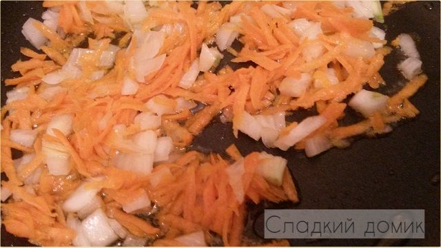 Морковь с луком на сковороде