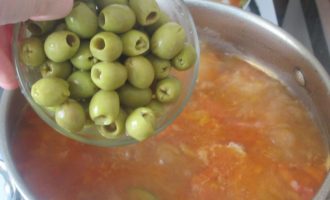Суп солянка - добавляем оливки фото