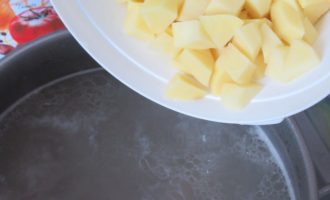 Суп солянка - чистим картофель фото