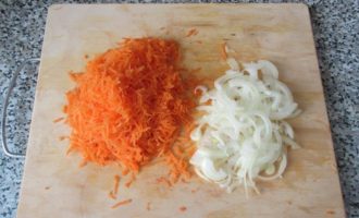 Суп солянка - шинкуем морковь и лук фото