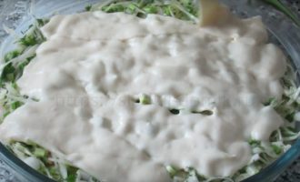 Заливной пирог с капустой -заливаем тестом начинку